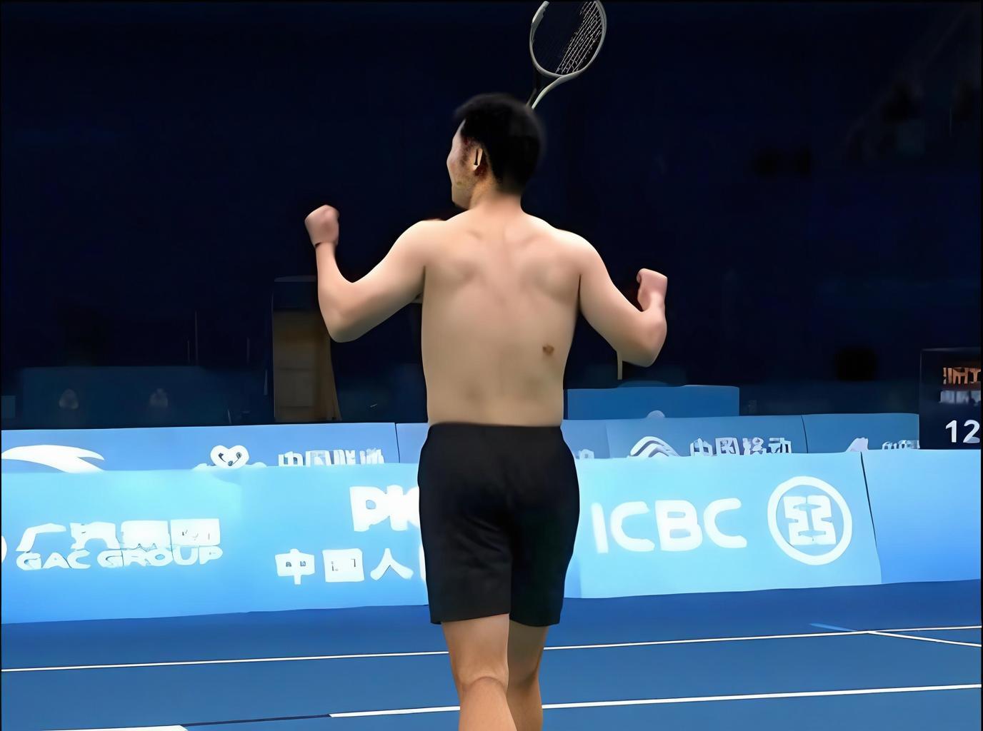 爱游戏在线-日本队鏖战中国队，石宇奇扛起全队